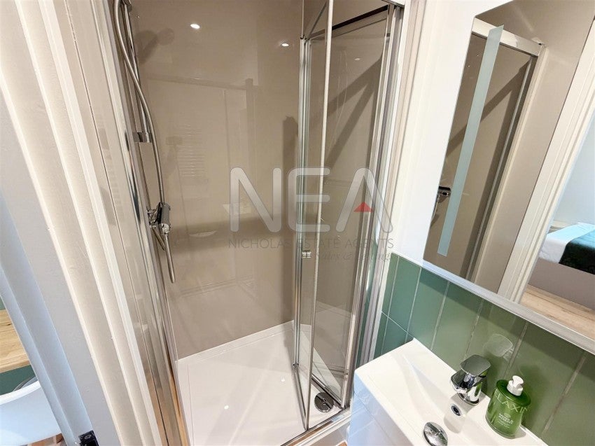 Room Curzon Street in Reading