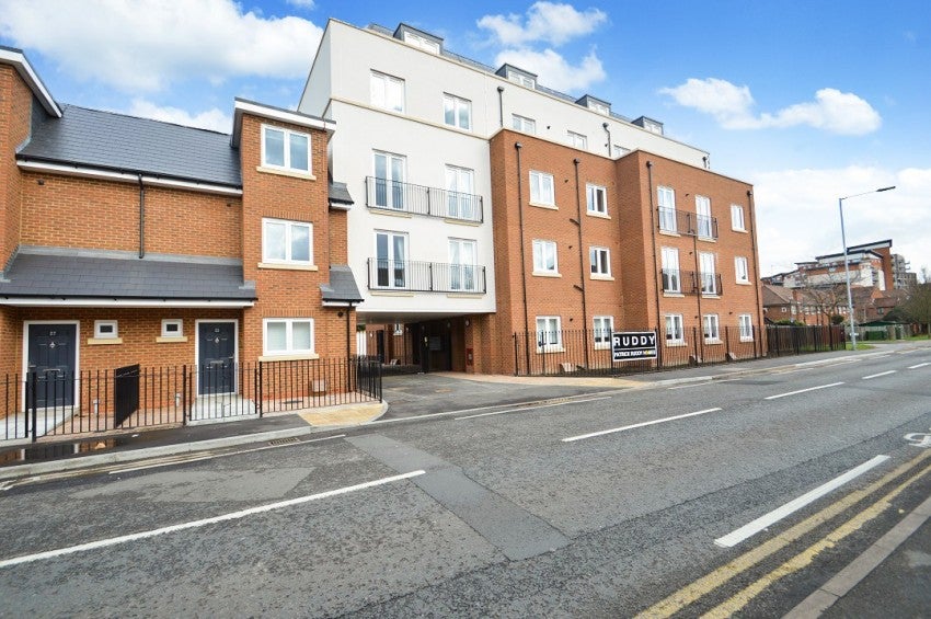 Flat Chalvey Road East in Slough