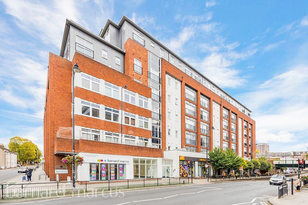 Flat Manor Road in Greater London