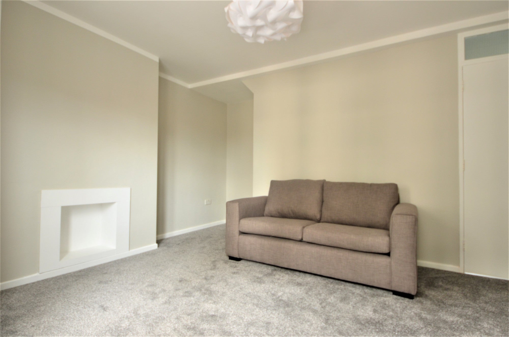 Flat Treaty Street in Greater London