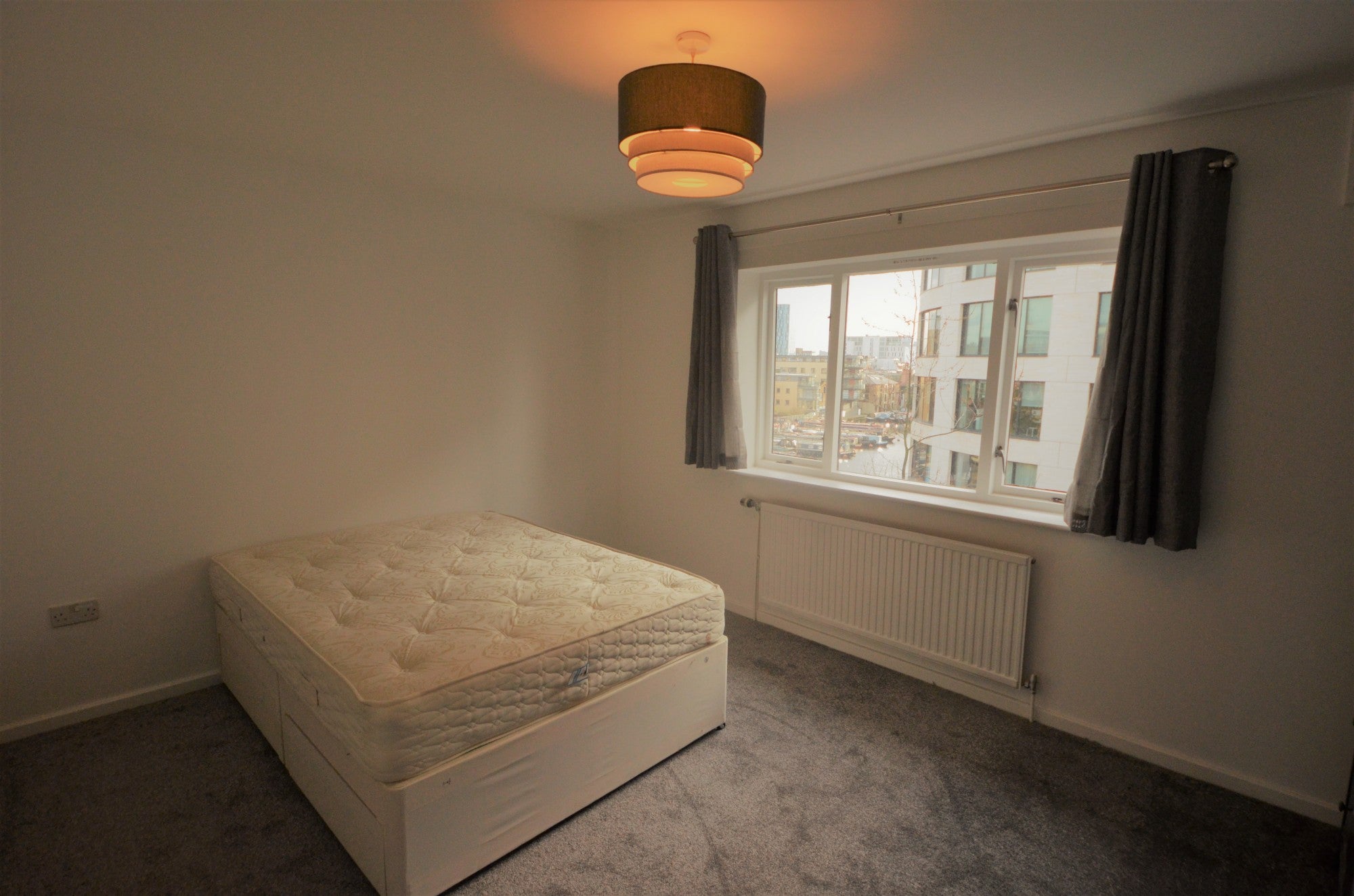 Flat Treaty Street in Greater London