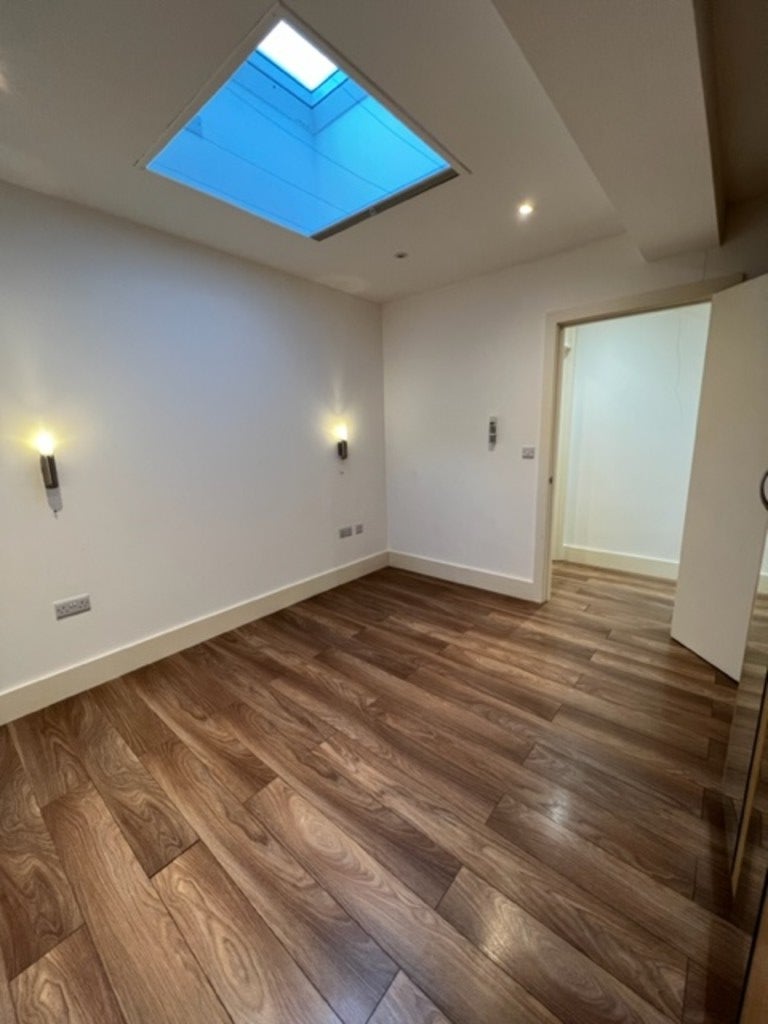 Flat Navigator Square in Greater London