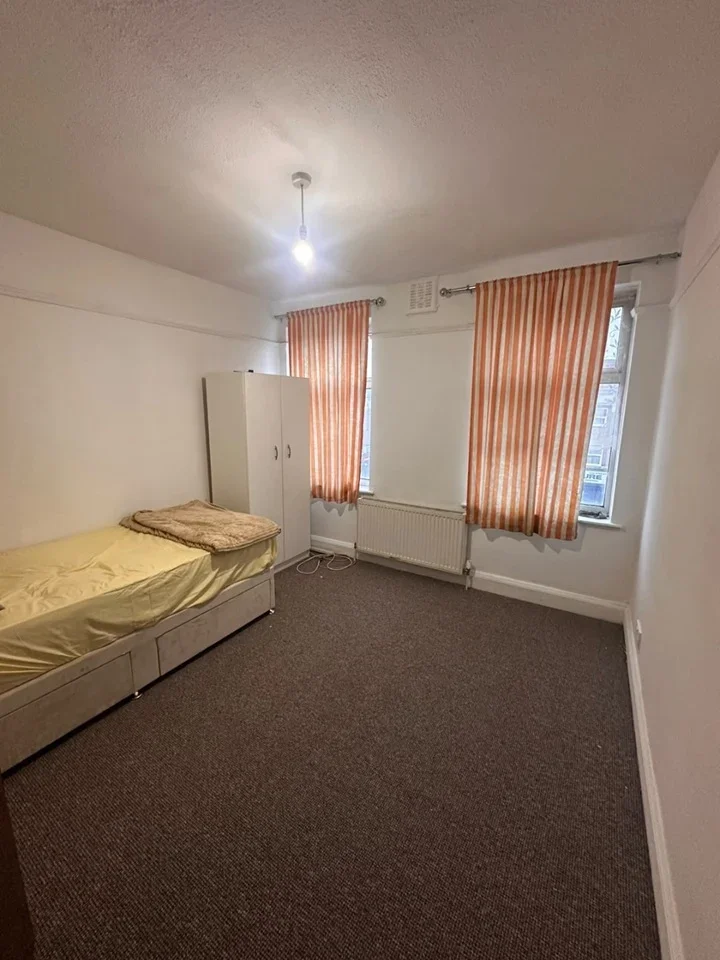 Room Old Oak Common Lane in Greater London