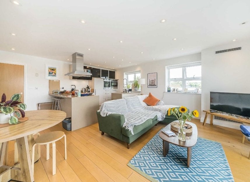 Flat Ryland Road in Greater London