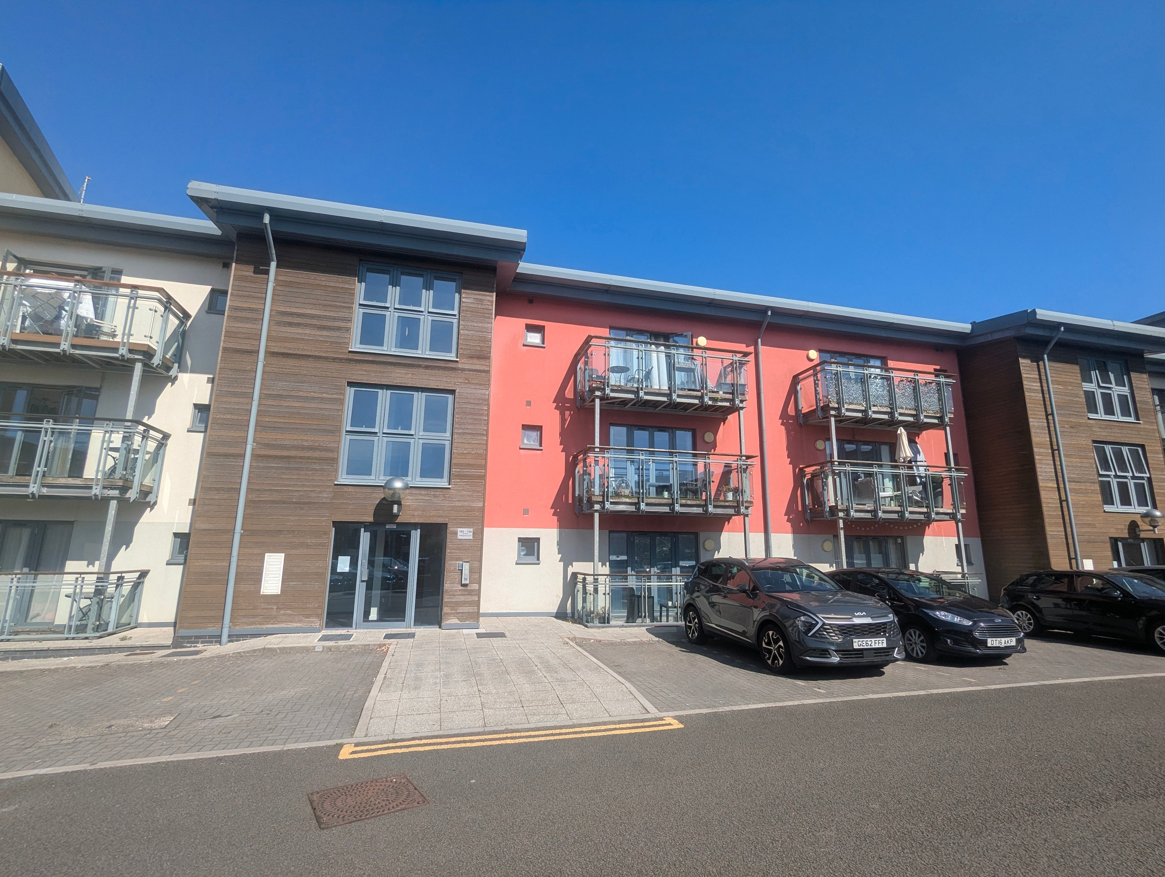 Flat St Margarets Court in Swansea