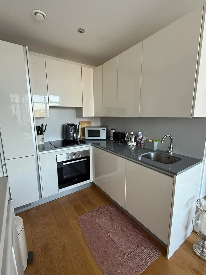 Flat Kingsway in Greater London