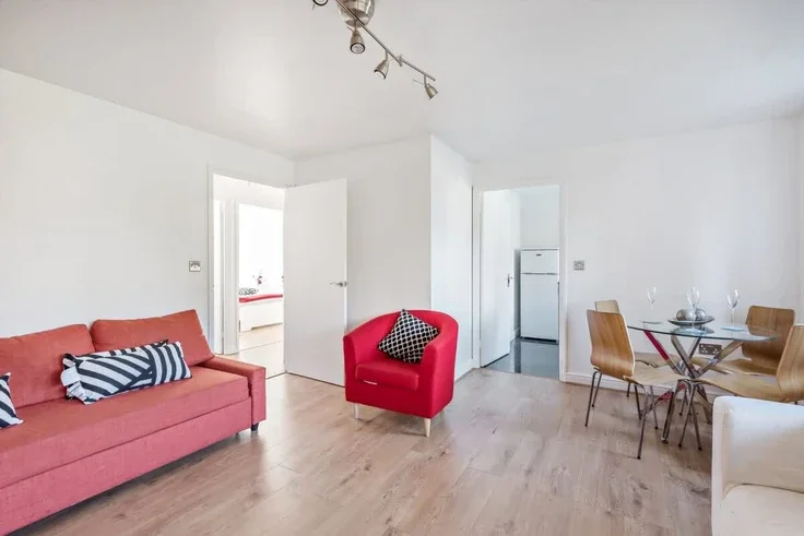 Flat Churchill Court in Greater London