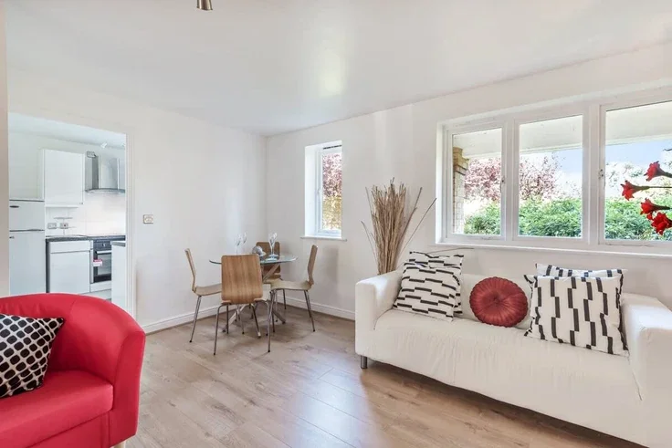 Flat Churchill Court in Greater London
