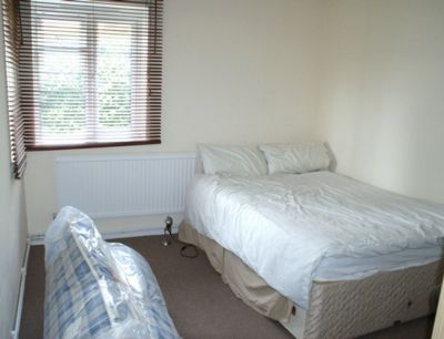Flat Elmshurst Crescent in London