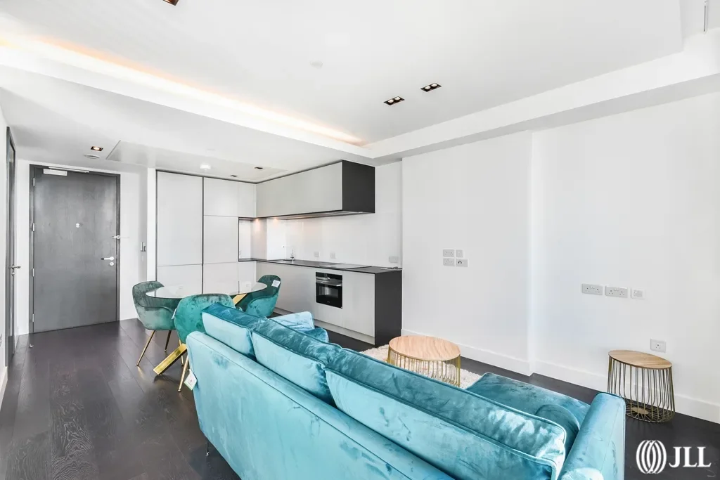 Flat Bradfield Road in Greater London