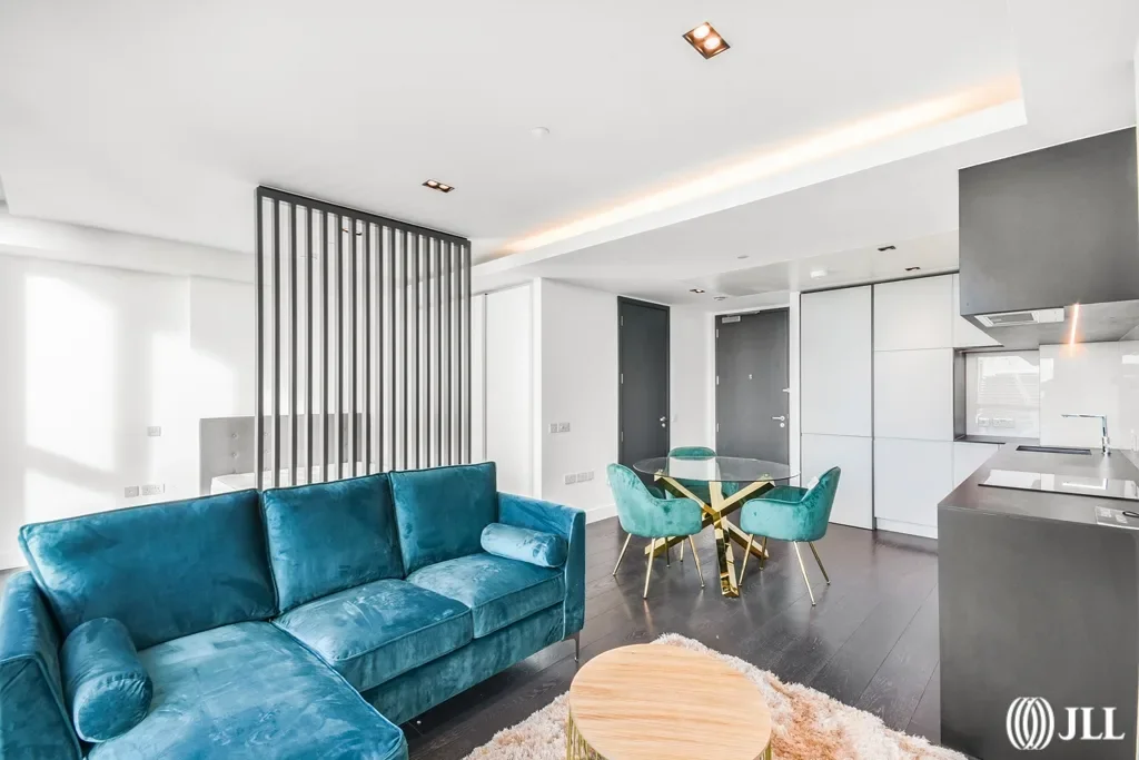 Flat Bradfield Road in Greater London