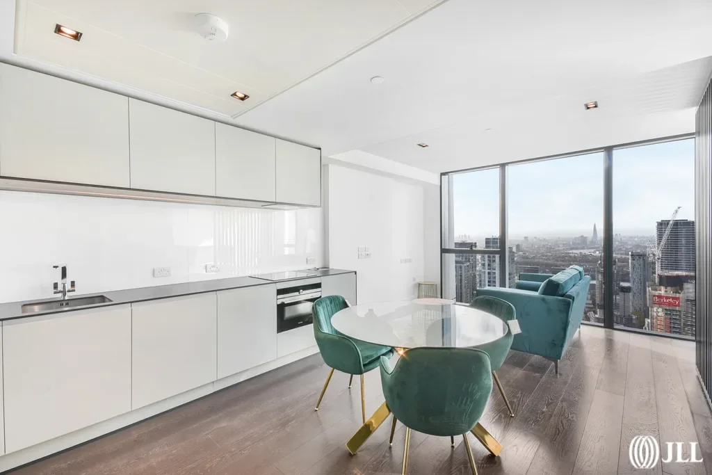 Flat Bradfield Road in Greater London