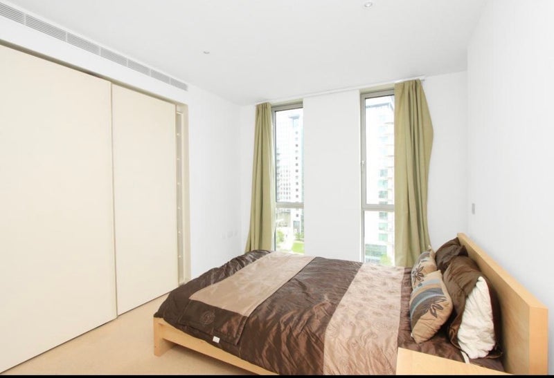 Room Pan Peninsula Square in Greater London