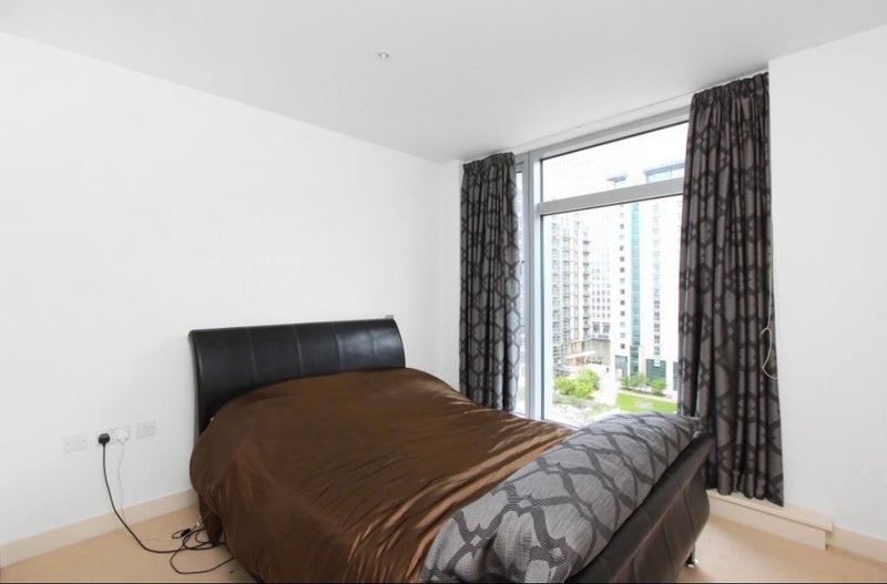 Room Pan Peninsula Square in Greater London