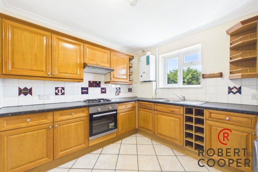Flat Crescent Gardens in Greater London