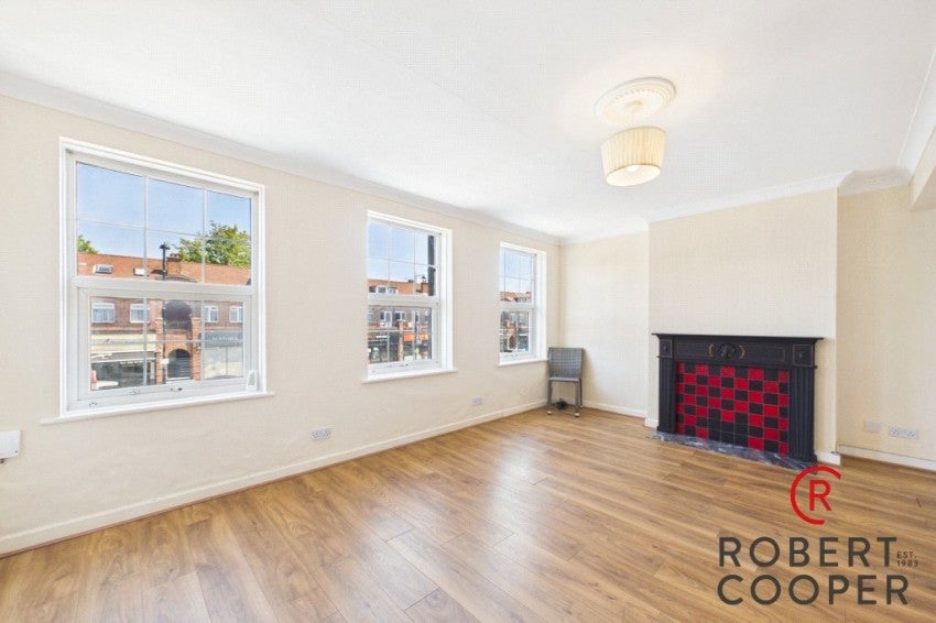 Flat Crescent Gardens in Greater London