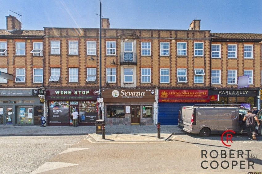 Flat Crescent Gardens in Greater London