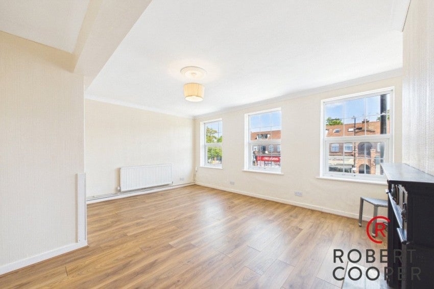 Flat Crescent Gardens in Greater London
