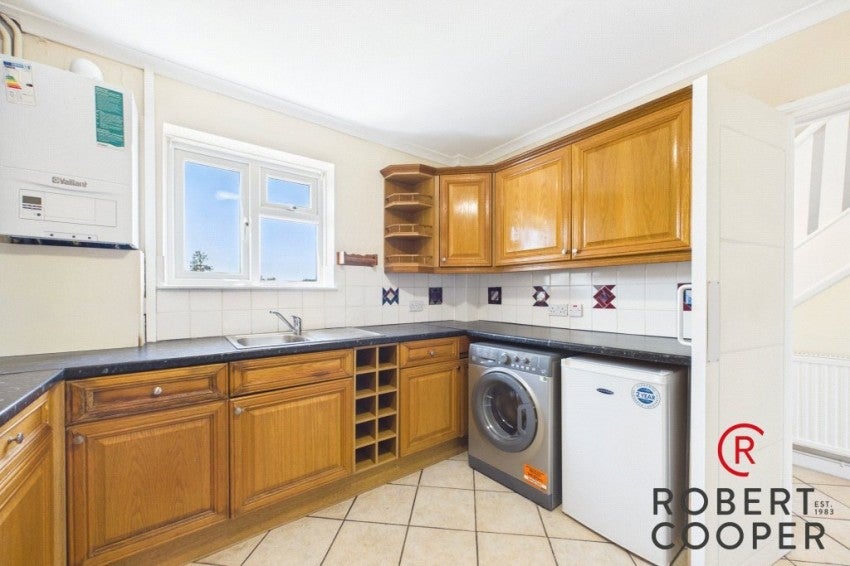 Flat Crescent Gardens in Greater London