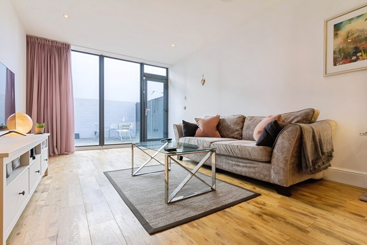 Flat Bermondsey Street in Greater London