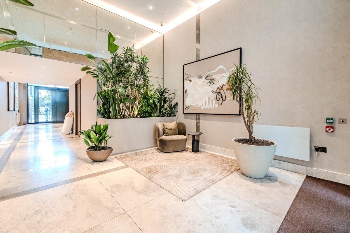 Flat Fountain Park Way in Greater London