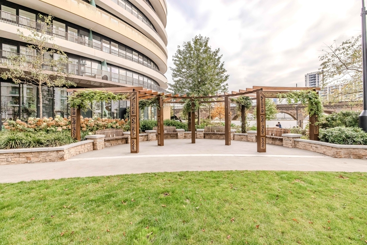 Flat Fountain Park Way in Greater London