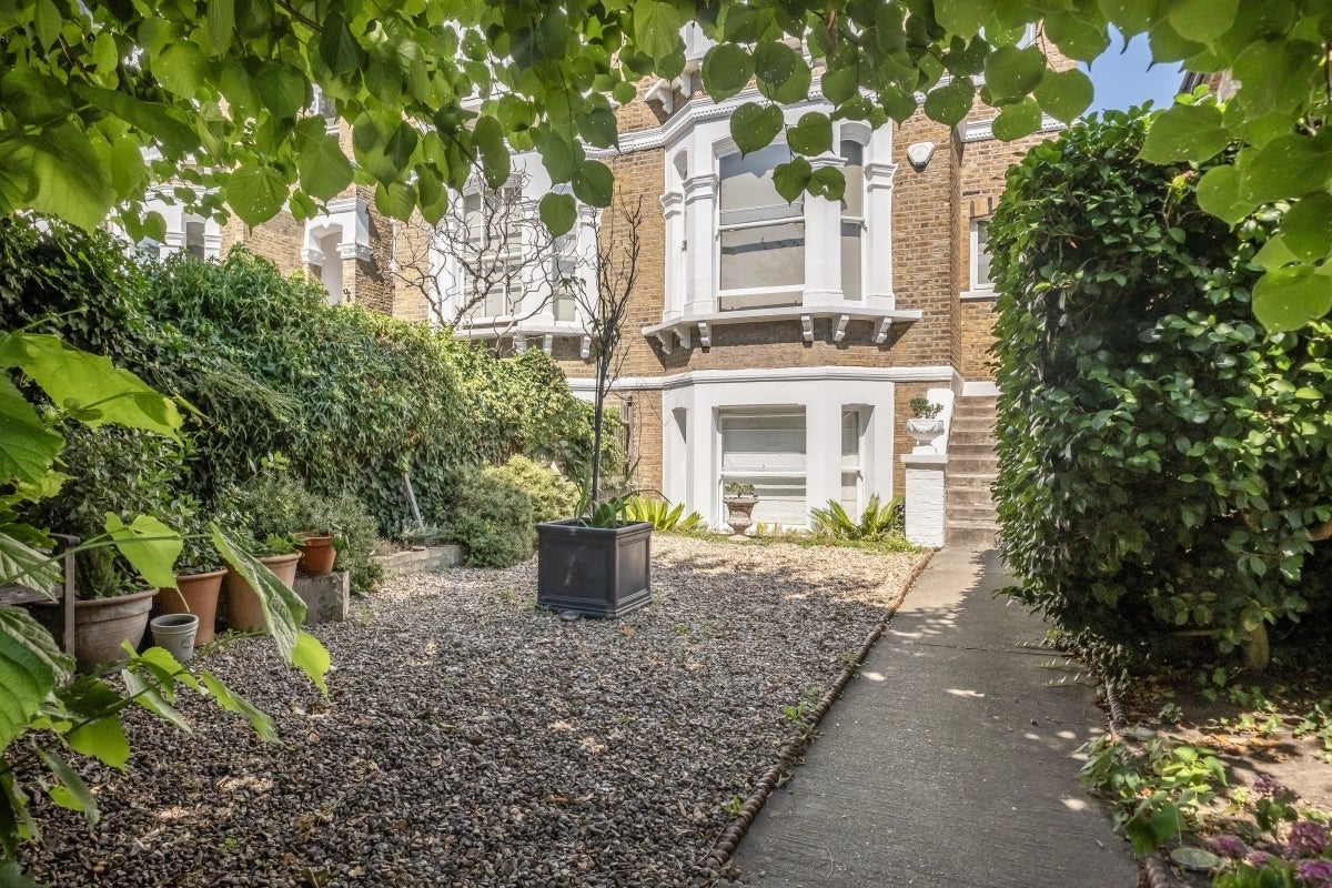 Flat West Hill Road in Greater London