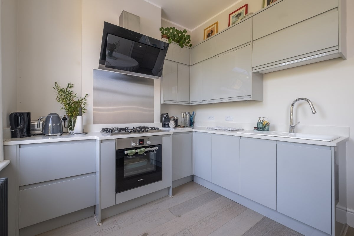 Flat West Hill Road in Greater London