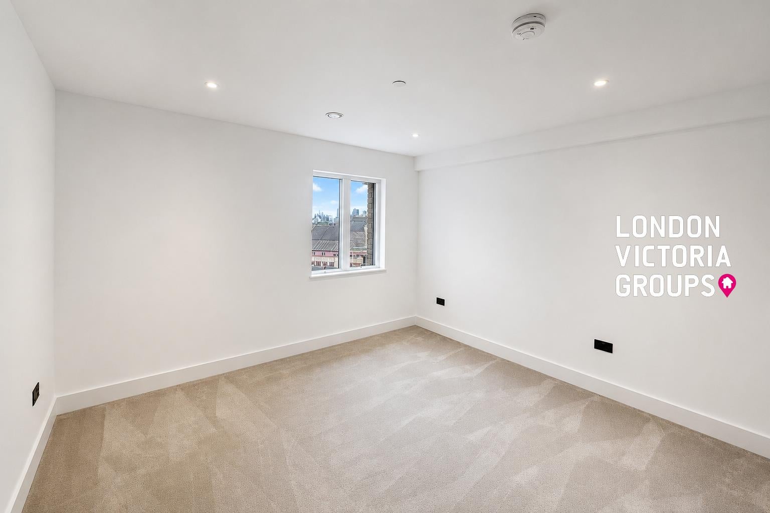 Flat Monarch Square in Greater London