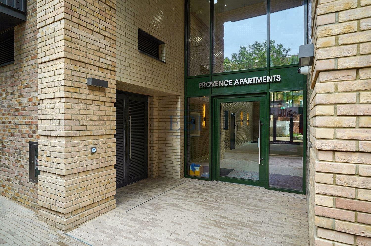 Flat Monarch Square in Greater London