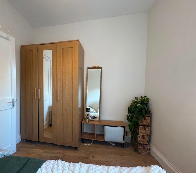 Room Battersea Park Road in Greater London