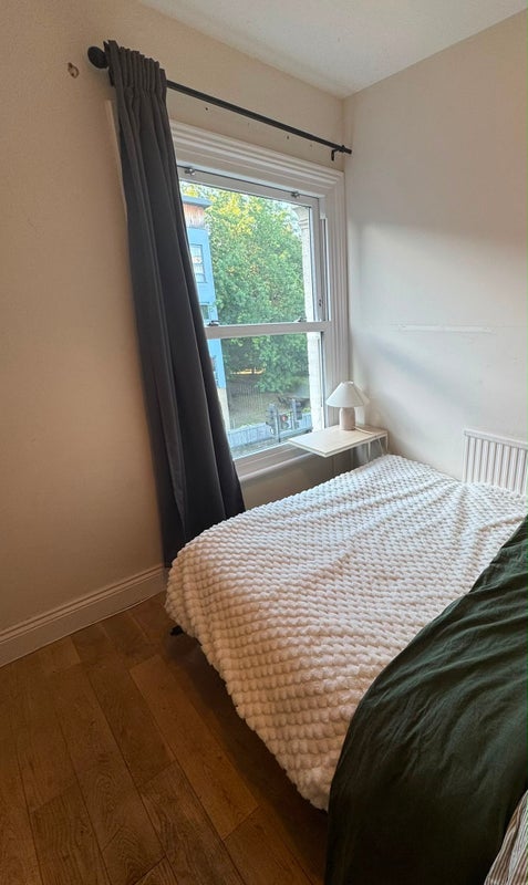 Room Battersea Park Road in Greater London
