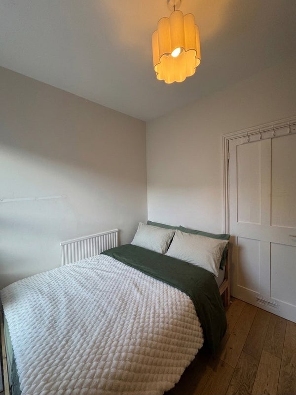 Room Battersea Park Road in Greater London