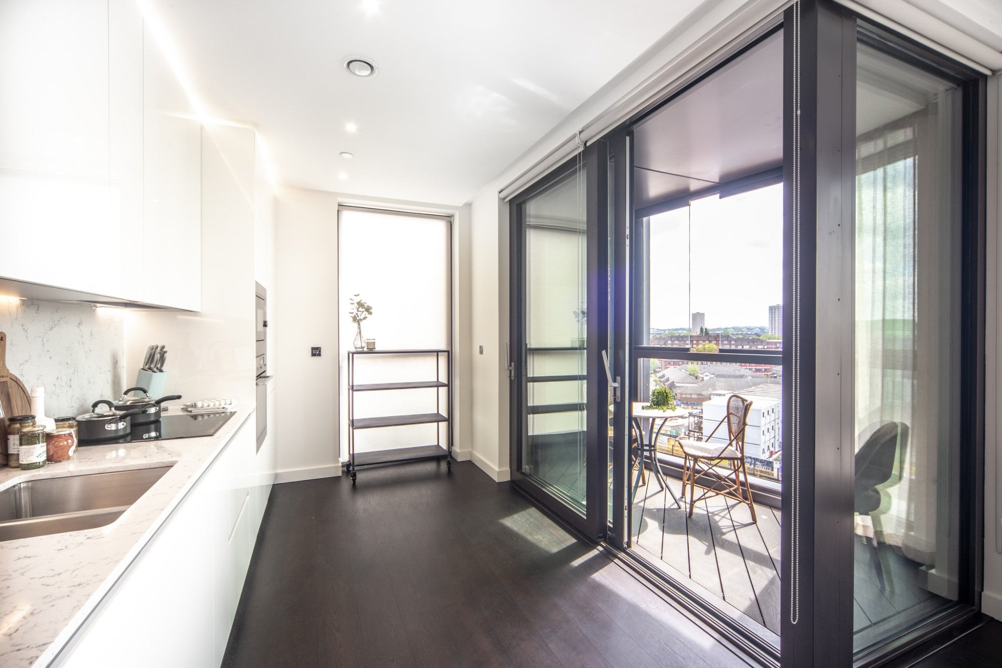 Flat Ponton Road in Greater London