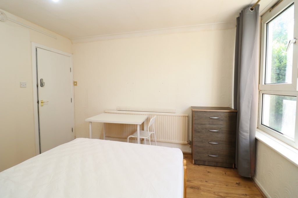 Room Globe Road in Greater London