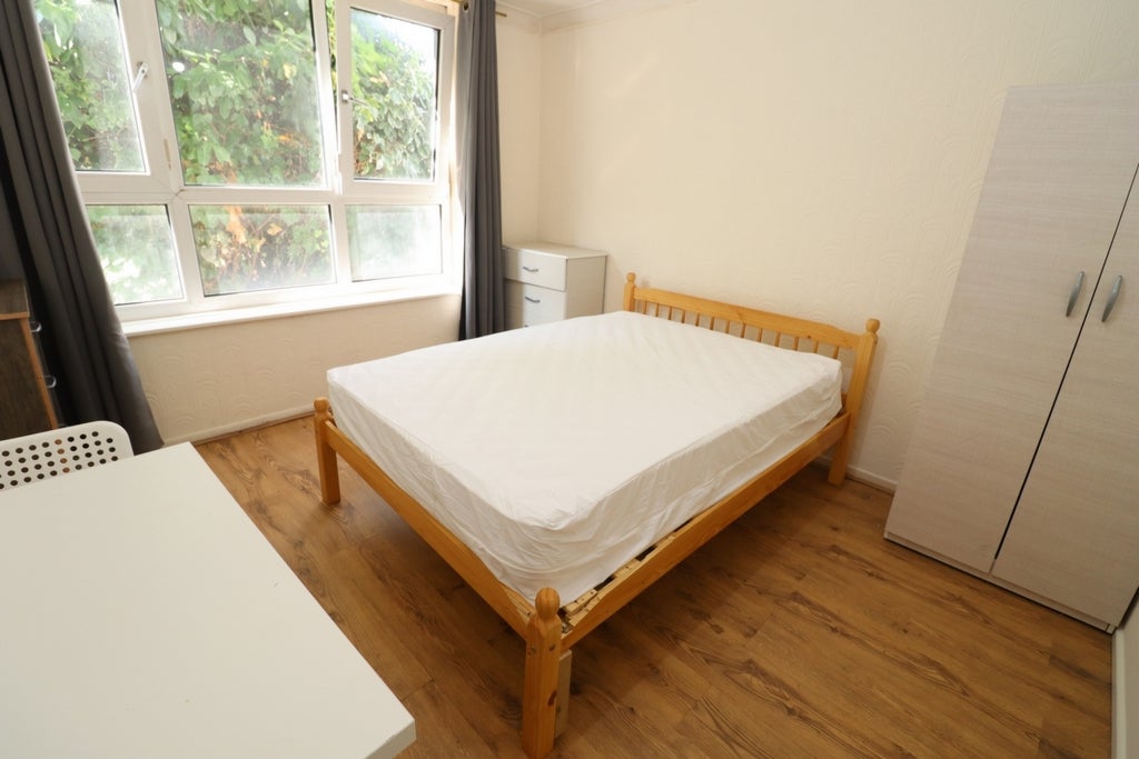 Room Globe Road in Greater London