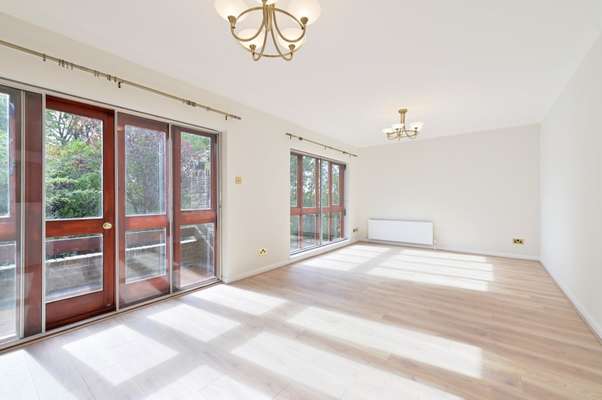 House Ashbourne Square in Greater London
