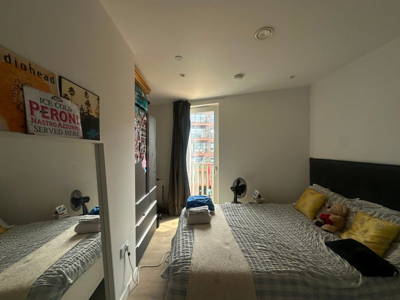 Room Parkes Street in Greater London