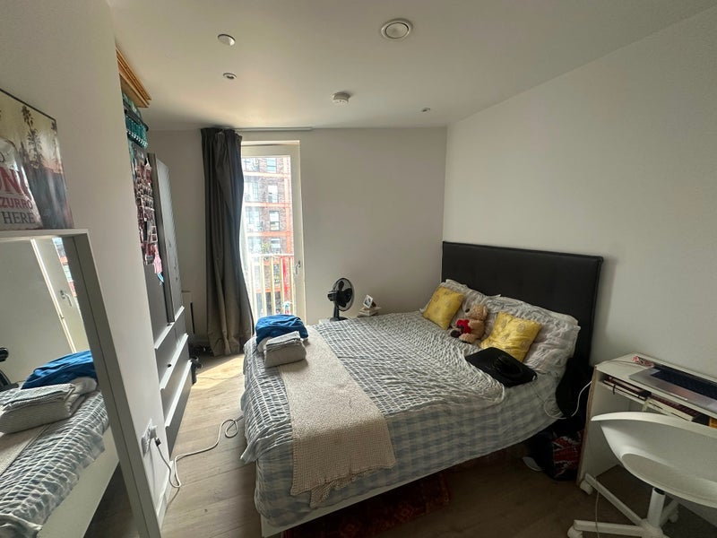 Room Parkes Street in Greater London