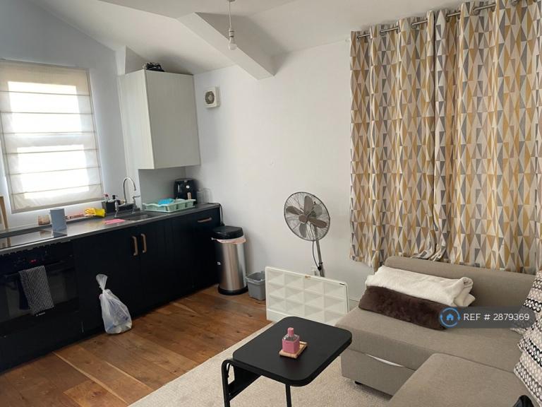 Flat Ormiston Grove in Greater London