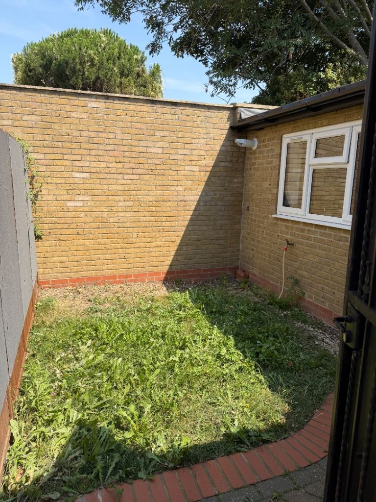 Flat Eastbournia Avenue in Greater London