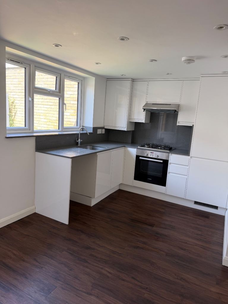 Flat Eastbournia Avenue in Greater London