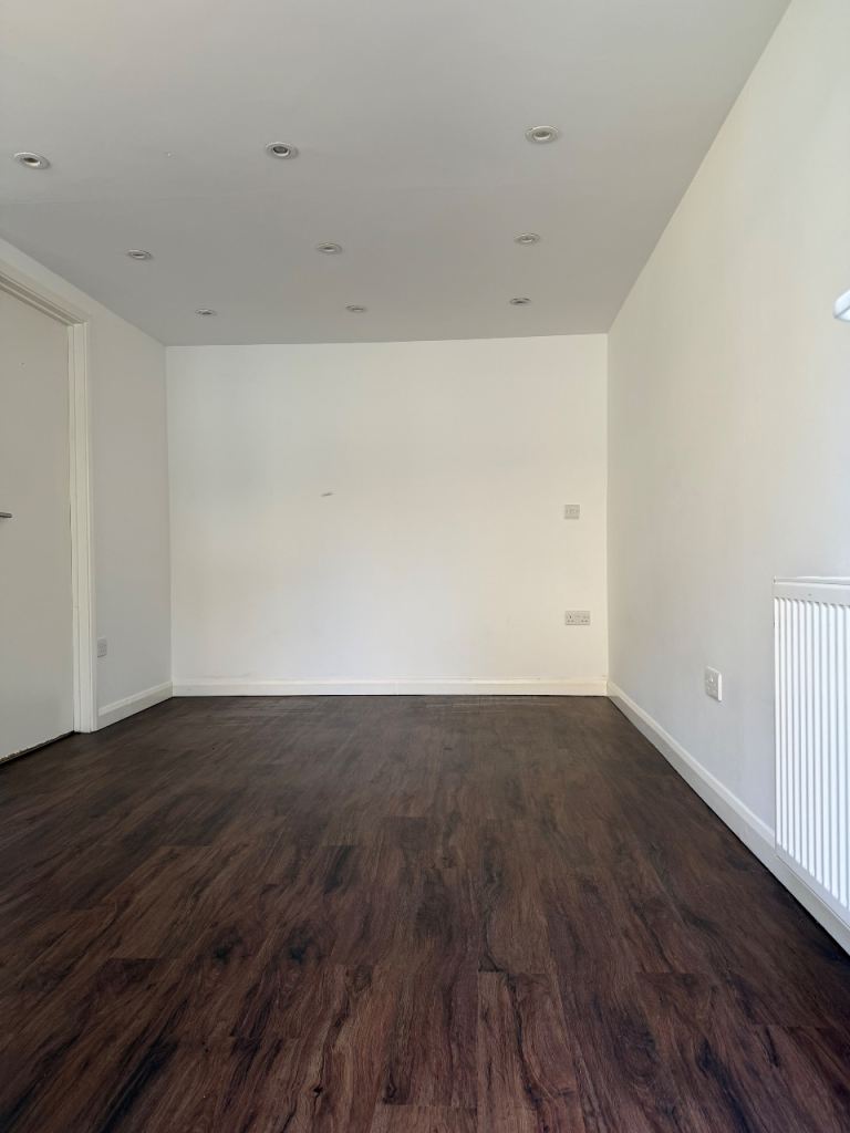 Flat Eastbournia Avenue in Greater London