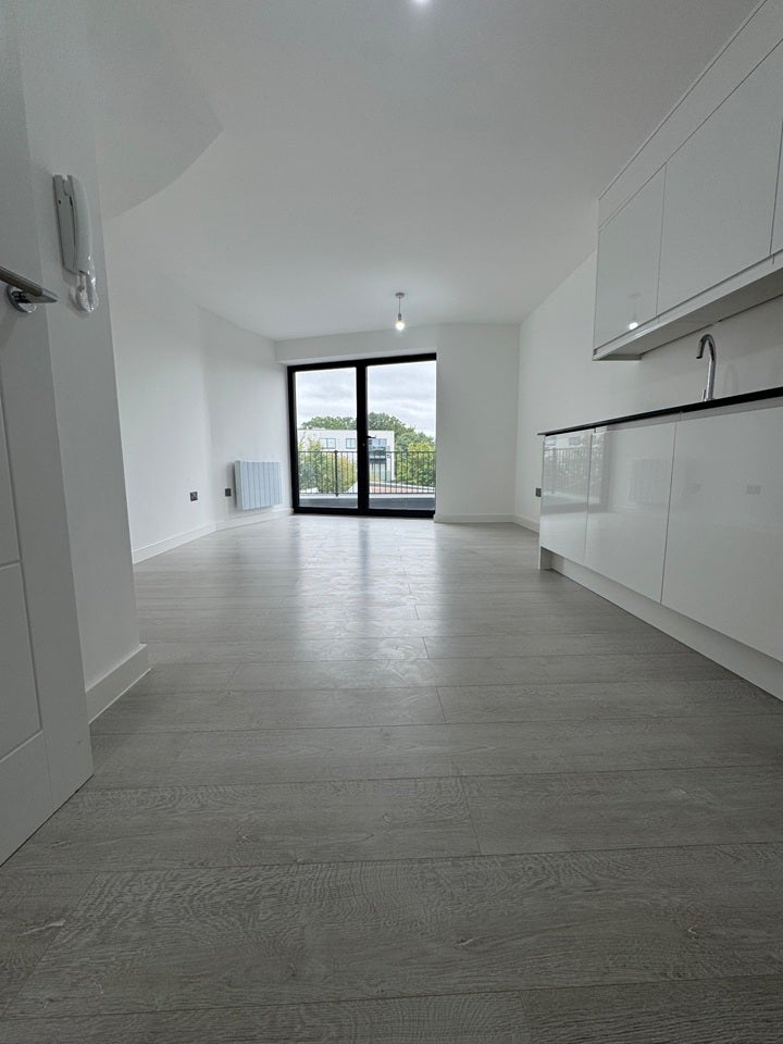 Flat Staines Road in Greater London