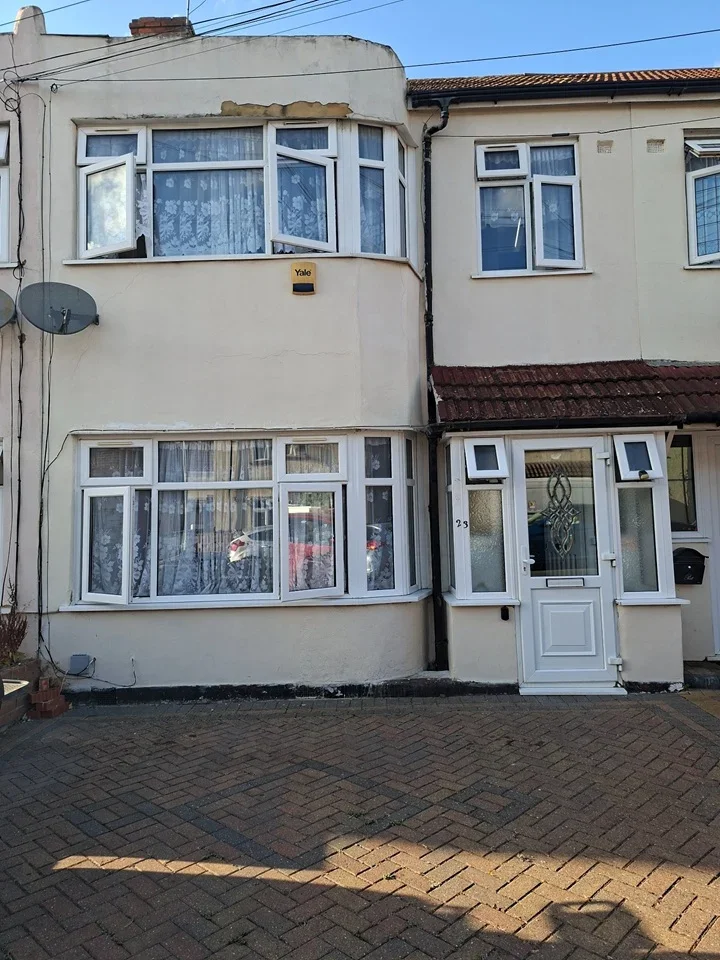House Rosslyn Avenue in Greater London