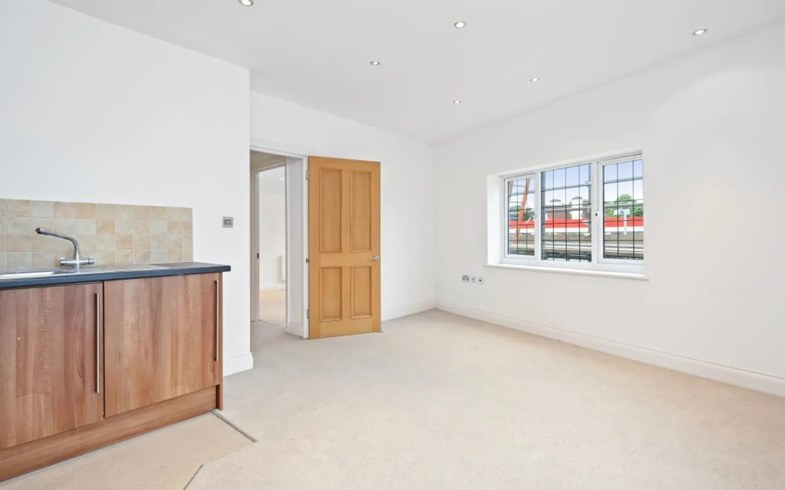 Flat Rosemount Avenue in Woking