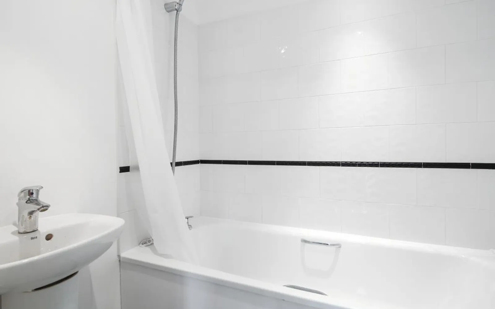 Flat Rosemount Avenue in Woking