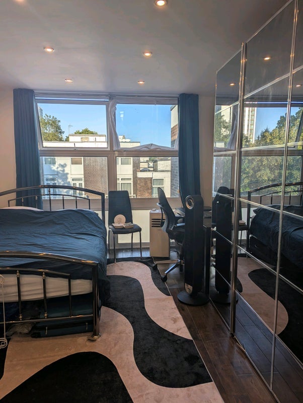 Room Hawtrey Road in Greater London