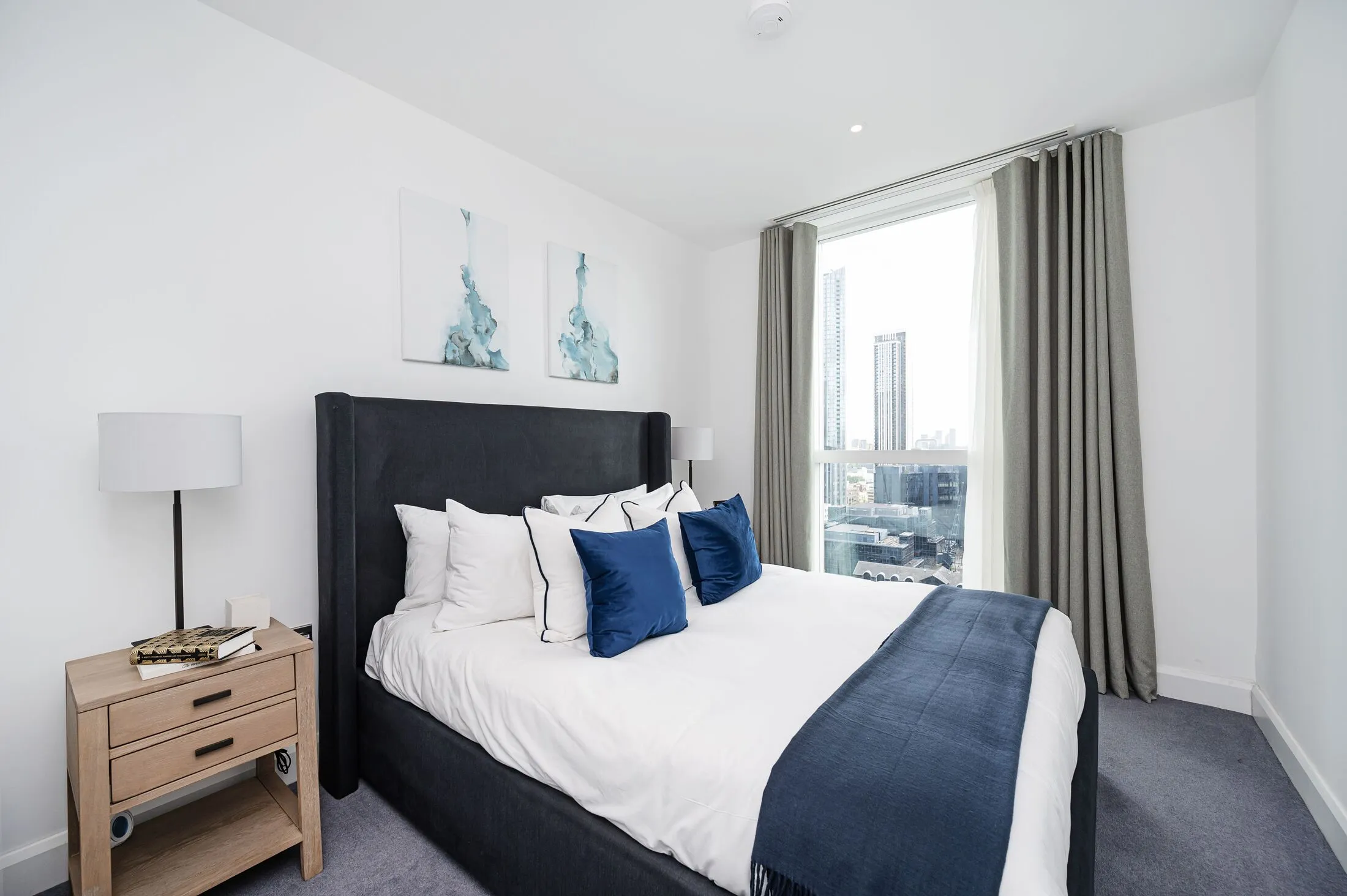 Flat Harbour Way in Greater London