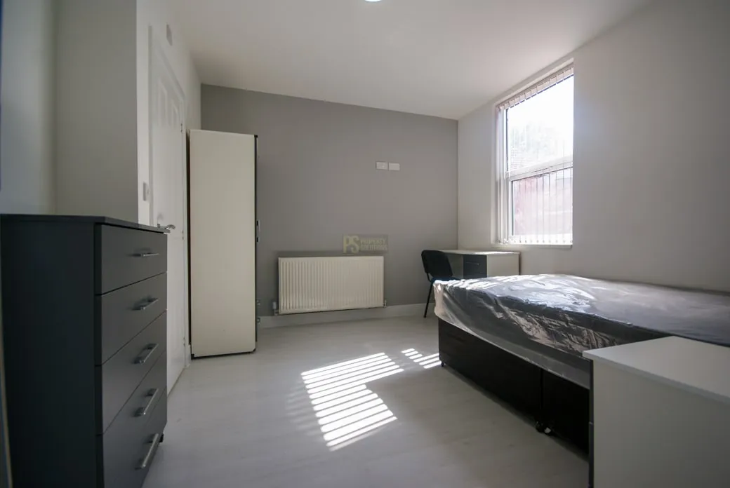 Flat Raddlebarn Road in Birmingham